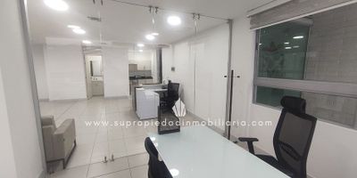 Oficina, Arriendo, Villas del Carmen Sabaneta.

Espacio ideal para impulsar tu empresa en un entorno moderno, cómodo y con excelente proyección. Esta oficina cuenta con 72 m² muy bien distribuidos, perfectos para áreas de trabajo colaborativas o privadas según tus necesidades. Dispone de un baño independiente, cocineta funcional para tu equipo y piso en porcelanato. Complementado con portería 24 horas, CCTV. El aire acondicionado garantiza una temperatura agradable en todo momento, mientras que el ascensor facilita el acceso para clientes y colaboradores. Incluye 2 parqueaderos lineales cubiertos y parqueadero para visitantes, lo que asegura comodidad para quienes necesiten desplazarse en vehículo. Además, ofrece zona de descarga que facilita actividades logísticas. Rodeada de servicios y con accesos estratégicos, tendrás todo lo que tu negocio requiere para crecer y posicionarse. ¡Agenda tu visita ahora mismo y asegúrate de obtener este espacio para tu empresa! Se entrega sin amoblar.