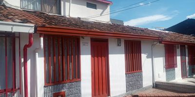 Casa de dos pisos con posibilidad de ampliación dos cuartos mas