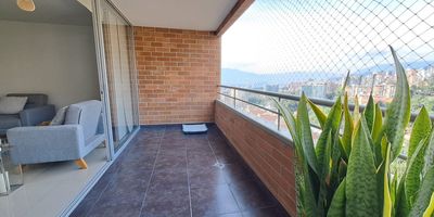 .Área de 104 m², distribuidos en 3 habitaciones (la principal con amplio vestier, jacuzzi y clóset de linos), 3 baños, sala-comedor amplia y luminosa, cocina integral con barra americana, mesón en granito y horno, balcón con vista natural, zona de ropas independiente y pisos en porcelanato. Cuenta con cuarto útil y parqueadero doble paralelo. 
La unidad ofrece piscinas para adultos y niños, gimnasio, zonas verdes pet-friendly, sauna, turco, salón social, zona infantil y seguridad 24/7 con portería.Apartamento en venta en Envigado, con ubicación privilegiada cerca de supermercados, colegios, farmacias y centro comercial.