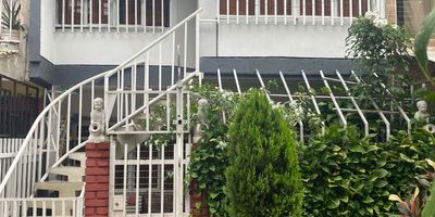 Se Vende Casa Bifamiliar Ciudad Cordoba, consta de dos pisos Independientes, primer piso consta de 3 habitaciones 2 baños sala cocina comedor, segundo piso : consta de 3 habitaciones 2 baños sala cocina y comedor, tiene un apartaestudio en el tercer piso, la casa esta como propiedad horizontal .