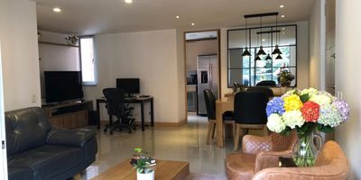Apartamento ubicado en zona altamente apetecida de Envigado Camino Verde Parte baja 
cuenta con sala comedor ,balcón,  estudio , 2 habitaciones ,la principal con baño y vestier y la auxiliar con closet actualmente amoblada como vestier grande , cocina integral cerrada con posibilidad de abrir ,cuenta con lavaplatos eléctrico , zona de ropas.
un plus adicional cuenta con 3 parqueaderos dos lineales y una independiente  y 2 cuartos útiles.
en sus zonas comunes tiene piscina climatizada para adultos y niños , amplio salón social, cancha de squash, cancha pequeña de futbol para niños , gimnasio , zonas de mascotas , jacuzzy.
Portería y vigilancia 24 horas, parqueaderos de visitantes.