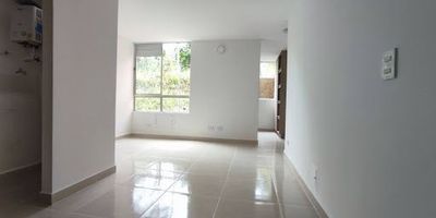 Apartamento en arriendo en San Antonio de Prado, sector Prado Campestre, con 2 habitaciones,1 vestier, 1 closet, estudio, sala comedor, cocina integral, 2 baños y zona de ropas. Ubicado en unidad con gimnasio, salón social, lavandería, zona de asado, parque infantil, chorros de agua, zonas verdes y portería con seguridad 24 horas. Cerca de la UVA El Paraíso, D1, rutas de buses, parroquia y parque biblioteca. Contáctanos hoy en Epicasa.