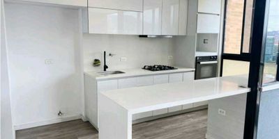Apartamento para la renta, cuenta con: 98m², 2 alcobas, 2 baños y medio, balcón, zona de ropas, salón comedor, cocina integral abierta, 1 parqueadero, cuarto útil, ubicado cerca al parque del poblado, supermercado Carulla, cerca a provenza, en todo el corazon del poblado, cerca a la av el poblado, unidad completa, salón de yoga, Sauna,Turco, Jacuzzi, 2 Sala de masajes, 2Piscina adultos y niños, Coworking, Kitchen, Salon social, zona de mascotas, parqueaderos visitantes un lugar muy agradable. 