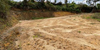 Se vende hermoso lote de 5.000 m2, muy bien ubicado en zona de alta valorización, fácil acceso (10 kms por vía pavimentada hacia Concepción; y 3 kilómetros por vía destapada), a sólo 25 minutos de San Vicente. Entra cualquier vehículo.
El lote cuenta con cuatro banqueos de los cuales tres tienen entrada independiente. Ideal para proyecto familiar.
Tiene construida una linda cabaña de madera que cuenta con 2 habitaciones, 1 baño, cocina, sala-comedor y zona de ropa. Amoblada.
¡Excelente vista! Escritura pública al 100%
Agenda tu visita