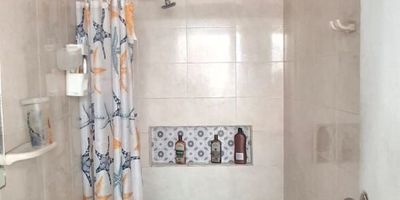 Se ofrece en venta una espaciosa casa en el vibrante barrio de Getsemaní, Cartagena, Bolívar. Esta propiedad cuenta con 345 m² de área construida, distribuidos en 2 niveles, ofreciendo 8 habitaciones y 3 baños. Ideal para quienes buscan un inmueble con gran potencial en una ubicación estratégica de Cartagena de Indias. Con 30 años de antigüedad, esta casa representa una excelente oportunidad de inversión. Su precio de venta es de $4,000,000,000. Para conocer más detalles de esta vivienda, puede contactar a través de las opciones de whatsapp o ver teléfonos.