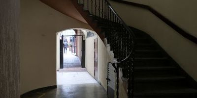 Excelente edificio apto para instituciones del estado, universidades, remodelado, excelente estado,  son dos torres de tres pisos cada una, patio interior, batería de baño por cada piso.