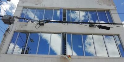 Local ubicado en segundo y tercer piso con un área de quinientos metros cuadrados, espacios abiertos con dotación de baños,  ideal para entidades de salud, educativas,  entre otros.