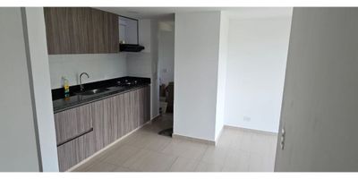 Apartamento en arriendo en Guarne, ubicado en el barrio Centro, Antioquia, Cra. 50 #35-96. Este inmueble de 58 m² se encuentra en el séptimo piso, ofreciendo un espacio cómodo con 2 habitaciones y 2 baños. Con una antigüedad de 2 años y en estrato 3, el apartamento garantiza seguridad y tranquilidad gracias a su vigilancia. Ideal para quienes buscan vivir cerca de los servicios esenciales en Guarne. Canon de arriendo: $1.300.000. Si desea más detalles o programar una visita a este apartamento, puede contactarnos a través de WhatsApp, solicitar que le llamemos o consultar los números de teléfono.