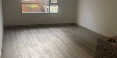 Moderno apartamento de ochenta y ocho metros cuadrados mas balcón de tres metros cuadrados,  dos alcobas, pisos laminados cocina abierta a gas, horno eléctrico, mesones en granito, espacio para Nevecon, zona de ropas independiente, dos garajes, depósito. El edificio cuenta con seguridad las veinticuatro horas, parqueo para visitantes,  gimnasio, terraza con zona de bbq,  salón social, salón de juegos. Ubicado diagonal a la Clínica Los Nogales.