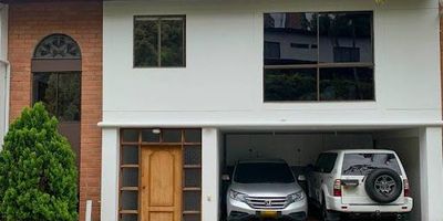 Hermosa casa ubicada en sector tranquilo de la ciudad, cerca a la Iglesia de San Lucas y al Centro Comercial El Tesoro. La casa tiene muy buenos espacios, con acabados en excelentes condiciones. El canon incluye la cuota de administración de la copropiedad.