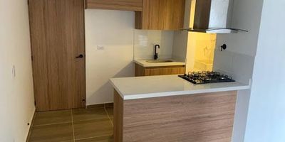 No dejes pasar la oportunidad de estrenar  este hermoso apartamento, de buena iluminación, excelentes acabados, cuenta con dos alcobas más estudio, dos baños, cocina integral con barra americana, zona de ropas, balcón iluminación LED, portería 24H, piscina, salón social, juegos infantiles !que esperas!