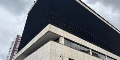 A la venta oficina ícono de la construcción sostenible que cuenta con la codiciada Certificación LEED, perfecta para resaltar la imagen de su empresa y la eficiencia de su operación con esta oficina de primer nivel, estratégicamente ubicada en el prestigioso sector de la Avenida El Dorado (Av. 26), ofrece conectividad inigualable con el Aeropuerto El Dorado, el Centro Internacional y las principales vías de la ciudad. Ideal para empresas con visión nacional e internacional. La certificación LEED asegura un ambiente de trabajo superior, con excelente calidad de aire interior, abundante luz natural y confort térmico, lo que se traduce en mayor bienestar y productividad para sus colaboradores.