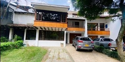 Amplia y versátil casa de 358 m² construidos, ubicada en un punto estratégico de Envigado, a menos de 5 minutos del Jumbo de Las Vegas, entre la Avenida Las Vegas y la Avenida El Poblado. Su ubicación privilegiada permite un excelente acceso y la posibilidad de combinar uso comercial y residencial.

La propiedad está distribuida en 3 niveles y cuenta con 4 habitaciones, la principal con vestier y baño privado, baño social, cocina cerrada, patio interno, habitación y baño del servicio, balcón, y garaje cubierto y descubierto.

Una excelente opción para vivienda, oficinas o negocio, en una zona de alta valorización y fácil acceso.