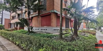 Arriendo y/o vendo local en el sector de suramericana cerca a la Estación del Metro Estadio, cuenta con un área de 98mts, distribuidos en cocineta, espacio abierto con muy buena vitrina y 2 baños medios, el valor del canon de arrendamiento incluye la administración.