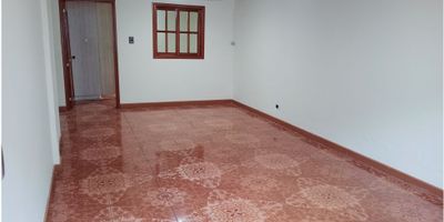 CASA AMPLIA CON TERRAZA EN ALCÁZARES MANIZALES

Oportunidad para familias grandes o inversionistas buscando un inmueble con potencial de renta en un sector tradicional de Manizales. Ideal para quienes valoran el espacio, la comodidad y la cercanía a centros educativos y servicios esenciales.

 

Características de la propiedad

Esta casa cuenta con un área privada de 210 m2 distribuidos en 2 niveles, ofreciendo ocho habitaciones. Cinco de ellas disponen de clóset, brindando buen espacio de almacenamiento. Posee dos baños, una cocina semintegral y barra estilo americano. Adicionalmente, incluye un garaje para facilitar el acceso vehicular y una sala de usos múltiples. Los acabados internos presentan suelo de cerámica o mármol, y armarios empotrados que complementan su funcionalidad.

 

Descripción del entorno y acceso

La casa está ubicada en el sector de Alcázares, una zona residencial con acceso pavimentado. Su entorno se beneficia de la cercanía a colegios y universidades, lo que la hace un punto estratégico. El inmueble cuenta con una gran terraza, un espacio valioso para el esparcimiento familiar.

 

Contáctanos

Para recibir más información sobre esta casa y coordinar una visita, no dude en contactarnos. Escríbanos a nuestro WhatsApp, nuestro equipo está listo para resolver sus dudas y acompañarle en el proceso de compra con Inmobiliaria Castro Rosero.


 
