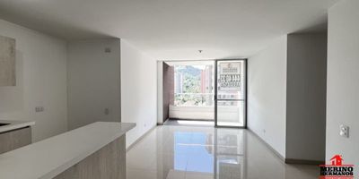 ¡Arrienda tu nuevo hogar en Sabaneta!. Sector Calle Larga, cerca al Puente de la 77sur. Descubre este hermoso apartamento de 70 m², ubicado en una zona estratégica y tranquila de Sabaneta. Ideal para quienes buscan comodidad, modernidad y excelente ubicación. Características del apartamento: Sala comedor amplia y luminosa, Balcón con bonita vista y sin poniente, 3 alcobas con closet (principal con baño privado y closet doble), 2 baños completos con cabinas en vidrio templado, estudio, Cocina integral con red de gas y barra americana, Zona de ropas, Pisos en porcelanato y madera laminada. Parqueadero cubierto + cuarto útil. Unidad cerrada con excelentes zonas comunes: Portería 24 horas,  Ascensor, Parqueadero para visitantes, Piscina, Juegos infantiles, Cancha, Salón social, Zona verde, Gimnasio. Ubicación privilegiada cerca de: Parroquia Nuestra Señora de Los Dolores, Supermercado Euro, Estación La Estrella del Metro. ¡No dejes pasar esta oportunidad!. Contáctanos para más información y agenda tu visita.