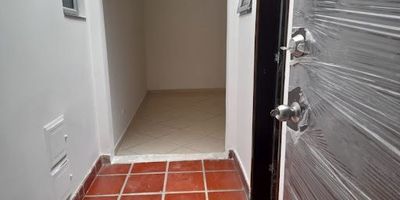 Oficina ubicada en casa, primer piso, el canon incluye servicio de agua y luz.