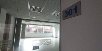 Oficinas muy iluminadas, espacio libre, excelente ubicación, a dos cuadras estación los héroes, avenidas cercanas carrera quince, calle setenta y seis, avenida ochenta y dos, autopista norte.
