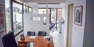Consultorio u oficina, tiene cuatro espacios bien definidos independientes, baño, muy buena luz natural, vista exterior, sala de espera en cada piso, baños comunales, seguridad portería permanente, sector de oficinas y consultorios médicos con la influencia de la clínica del country, no tiene garaje, el canon de arrendamiento incluye el costo de administración.