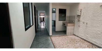 Te presentamos esta excelente opción. Casa en sector céntrico de Envigado a 5 minutos de parque principal. Barrio el dorado. Cerca a parque infantil del dorado. Parques ecológicos, tiendas de grandes superficies, todas las rutas de transporte, colegios, escuelas, hospital y centros médicos. En general todo las ventajas de vivir en sector central. La casa tiene un área aproximada de 107 metros 2 con muy buena distribución y comodos espacios. 

 

La casa es un primer piso muy iluminado. En  su interior encontramos sala o garaje, un segundo espacio en donde se podría ubicar una segunda sala un comedor un  salón de estar o zona de juegos. Cocina, dos patios cubiertos, calentador de agua. 5 alcobas ( tres de las alcobas con closets) dos baños en área social ( no en alcoba ) uno con ducha.

 
