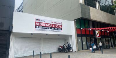 Excelente local comercial de 320 m² ubicado sobre la Carrera 15, un corredor de alto impacto y flujo constante en el prestigioso sector de Chapinero.
Este inmueble ofrece una fachada amplia, visible y un área generosa que permite diversas configuraciones comerciales, desde grandes formatos de retail hasta servicios o espacios gastronómicos. La ubicación garantiza una óptima exposición de marca y un acceso privilegiado para clientes.