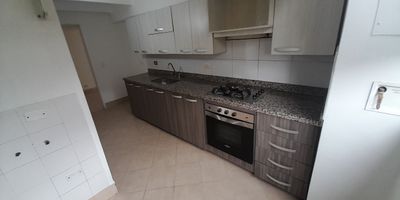 Arriendo apartamento en El Poblado

Este hermoso apartamento cuenta con un área de 93 m², distribuidos de manera funcional y confortable.

Dispone de una cocina integral amplia y muy iluminada, con una zona de ropas independiente y ventilada. Además, cuenta con habitación de servicio con baño privado.

La sala comedor es un espacio amplio y acogedor que conecta con el balcón, ideal para disfrutar de una excelente vista. En esta zona también se encuentra el baño social.

El apartamento cuenta con 3 habitaciones.

La habitación principal con vestier y baño privado.

Dos habitaciones auxiliares, cada una con closet y buena iluminación natural.

Incluye dos parqueaderos y un cuarto útil.

La unidad residencial ofrece excelentes zonas comunes.
Sendero ecológico
Piscina para adultos y niños
Zona infantil
Zona BBQ

Ubicado en un excelente sector del Poblado, tranquilo y de alta valorización.