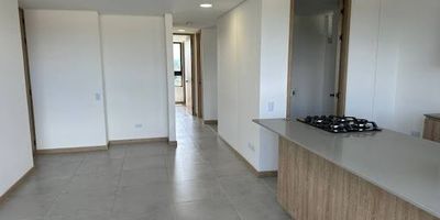 Hermoso apartamento con excelentes acabados para estrenar con aprox 76 mtrs, perfecto para disfrutar de los buenos momentos en familia, cuenta con, 2 alcobas, vestier y baño en alcoba principal, estudio, baño social, cocina integral, zona de ropas independiente, parqueadero privado cubierto y cuarto útil, doble vista a reserva natural y panorámica frente a la urbanización, excelente iluminación natural. La unidad ofrece vigilancia 24, 7 zonas verdes, parque infantil, salón social. ubicado en excelente sector de san Antonio de pereira, cerca a el parque. 