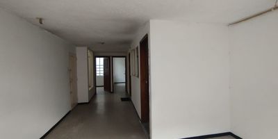Espectacular apartamento para arriendo ubicado en el sector de nueva Zelandia, en la localidad de suba, te permite disfrutar de espacios amplios, comodos y luminosos, ya que cuenta con una excelente ventilacion. Tiene un area de 60 metros cuadrados, 2 alcobas, 1 bano, cocineta, pisos en baldosa, servicios, independientes, piso 3, 1 sala comedores, pisos en baldosa. Esta cerca de todo  lo que necesitas, estaciones de servicio y SITP, banco de Bogota y Bancolombia, supermercados exito y Oxxo, Colegios y universidades. Cerca de avenidas principales, calle 170 y 183 y carreras autonorte y av. 58. 