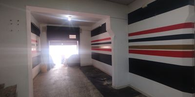 Local en arriendo ubicado en el tradicional sector de chapinero cebtral, , con un area de 100 metros cuadrados y un diseno amplio y funcional. Cuenta con un bano y una barra tipo bar, ideal para negocios gastronomicos, cafes, bares o espacios comerciales que requieran una distribucion abierta. Su excelente ubicacion cerca de las calles 34 y 39, y de las avenidas Caracas, carrera 13 y carrera 7, facilita el acceso y la visibilidad. La zona ofrece gran afluencia peatonal y vehicular, ademas de cercania a supermercados Exito y Oxxo, estaciones de servicio, rutas del SITP y entidades financieras como Banco de Bogota y Bancolombia, garantizando comodidad y alto potencial comercial.