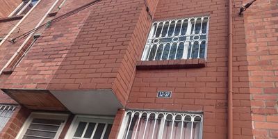 Se vende amplia casa de tres pisos en Mosquera, Cundinamarca, ubicada en el barrio praderas. Esta propiedad es ideal para familias o como inversion. En el primer piso cuenta con un apartaestudio totalmente independiente que incluye alcoba, cocina, bano y patio de ropas, perfecto para arrendar o generar ingresos adicionales. En el segundo y tercer piso se encuentra un apartamento duplex con tres habitaciones, bano, cocina funcional y zona humeda, ofreciendo amplios espacios y buena distribucion.

La vivienda se encuentra en un sector residencial tranquilo, con excelente acceso a vias principales y transporte publico. Esta cerca de colegios, iglesias, locales comerciales, supermercados y parques infantiles. Con aproximadamente 150 metros cuadrados construidos y un valor predial anual estimado de $1.200.000, esta casa brinda un diseno versatil y funcional, ideal para uso familiar o inversion. Su ubicacion estrategica en Mosquera garantiza comodidad, valorizacion y un entorno seguro para