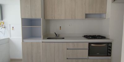 Se arrienda apartamento de 52m2 en unidad cerrada, en el municipio de Rionegro - Antioquia barrio Fontibon, consta de 2 habitaciones la principal con bano y Vestier, la secundaria con closet, sala comedor abierto, zona de estudio, bano social, balcon, cocina integral, zona de ropas, Sin parqueadero. 