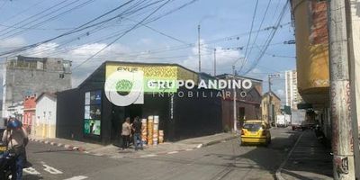  SE VENDEN BODEGAS COMERCIALES  BARRIO SAN RAFAEL, BUCARAMANGA Ubicación estratégica, ideal para el desarrollo de su empresa o centro logístico. Zona de fácil acceso vehicular y cercana a vías principales. Estrato 2 Tipo de inmueble Bodega comercial Área total 2.668 m Valor de venta $5.869.600.000CaracterísticasBaños disponiblesEspacios amplios y funcionales para operación industrial o almacenamiento Excelente oportunidad de inversión en una zona de alto potencial comercial e industrial.bajo el código Inmobiliario 1420-440 ¡Contáctanos! Agenda tu cita y con gusto te asesoramos. Contactos 3006684439 3025908733 300 800 6712. Somos GRUPO ANDINO INMOBILIARIO, con nosotros tendrás tus trámites más fácil y rápido