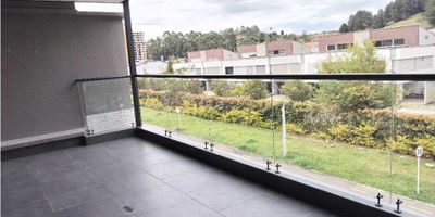 Te presentamos esta hermosa y lujosa casa ubicada en Rionegro, Antioquia. Su estilo moderno con acabados de alta calidad y su imponente área construida de 290 M2 harán que sea el lugar ideal para ti y tu familia.

Con 4 amplias alcobas y 6 baños, esta casa te brindará todo el espacio y comodidad que necesitas. Además, cuenta con un garaje para tu vehículo y parqueadero para visitantes. ¡Incluso tus mascotas serán bienvenidas en este inmueble!

Disfruta de las vistas panorámicas que ofrece esta propiedad desde su balcón y terraza, mientras que en su interior podrás encontrar todas las comodidades que buscas, como baños auxiliares y una cocina integral equipada con lo mejor en tecnología y diseño.

Con servicios de agua, electricidad y gas domiciliario disponibles, no tendrás que preocuparte por nada más que disfrutar de tu nuevo hogar. Además, la seguridad no será un problema, gracias a su puerta de seguridad que garantiza tu tranquilidad.

La zona donde se encuentra esta casa es perfecta para aquellos que buscan la combinación de tranquilidad y acceso a servicios y actividades. Con un acceso pavimentado, estarás rodeado de áreas sociales, centros comerciales, colegios, universidades y parques cercanos, ideales para pasear y disfrutar con tu familia.

¡Y eso no es todo! Esta propiedad se encuentra en un entorno de ensueño, rodeada de zonas verdes, áreas turísticas, bahías de parqueo y un hermoso lago, lo que la hace perfecta para aquellos amantes de la naturaleza y del estilo de vida campestre.

No pierdas la oportunidad de adquirir esta maravillosa casa en una de las mejores zonas de Rionegro, ¡contáctanos y con gusto te brindaremos más información y te llevaremos a conocerla!
