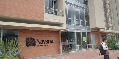 Espectacular apartamento en la mejor ubicación de Bogotá,  ubicado en el conjunto residencial La Hacienda Navarra, con fácil acceso por la carrera 7ma al oriente, por la calle 170, carrera 9, apartamento para estrenar con sala comedor, habitación para convertir en estudio, habitación principal con closet y un baño, zona e lavandería comunal. Se entrega con black out en las dos ventanas. Este espacio ofrece un ambiente acogedor para toda la familia. No pierdas la oportunidad de vivir en este lugar único, nuevo y listo para estrenar CONTACTAR A jose.pradainmobiliariabogota.com o al teléfono 3176609569. el equipo de inmobiliaria Bogotá está comprometido a brindar una experiencia de vida excepcional para nuestros clientes desde el momento en que se unen a nuestra comunidad. 