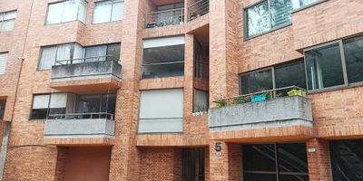 Apartamento dúplex ubicado en el exclusivo conjunto Arbos P.H., en el tradicional sector de Chapinero Alto, una zona reconocida por su ambiente residencial, su entorno verde y su cercanía a los principales ejes viales y centros de interés de Bogotá. En el primer nivel encontrarás una amplia zona social compuesta por sala y comedor con excelente iluminación natural, balcón con hermosa vista panorámica rodeado de vegetación, cocina integral cerrada, zona de lavandería independiente, baño social y un depósito interno que aporta practicidad al espacio. El segundo nivel alberga la zona privada con dos habitaciones, cada una con closet y baño privado, además de un baño auxiliar. El inmueble cuenta con dos parqueaderos cubiertos e independientes, ofreciendo comodidad y seguridad. El conjunto ofrece excelentes zonas comunes, entre las que se destacan un gimnasio completamente dotado, sendero peatonal, zonas verdes, salones sociales y portería con vigilancia 24 horas y sistema de seguridad CCTV. Gracias a su ubicación privilegiada, disfruta de una conectividad excepcional con Avenida Circunvalar, Carrera 7ª, Carrera 9ª y Calle 53, así como proximidad a centros comerciales, restaurantes, parques y transporte público, lo que lo convierte en un lugar ideal para vivir con confort, tranquilidad y estilo.