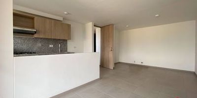 Apartamento en arriendo ubicado en Envigado, en unidad cerrada. Dispone de 3 habitaciones, 4 clóset, 2 baños cabinados, sala, comedor, cocina integral con red de gas, calentador a gas, zona de lavandería, balcón con excelente vista, cuarto útil y parqueadero. La unidad cuenta con portería 24 horas del día, zonas comunes en construcción. Con ruta del metro integrada.