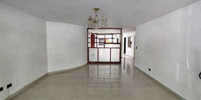 Esta hermosa casa de 113 m² cuenta con 3 amplias habitaciones, 2 baños completos y excelentes espacios tanto internos como externos. Disfruta de la comodidad de un parqueadero privado y cubierto, ideal para tu seguridad y comodidad. Ubicada en una zona estratégica, a solo unos pasos de la Avenida 80, lo que te garantiza acceso rápido a transporte público, comercio y todos los servicios necesarios. Es el lugar perfecto para vivir con tranquilidad y conveniencia. ¡No dejes pasar esta excelente oportunidad! Contáctanos para más detalles.