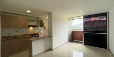 HERMOSO APARTAMENTO EN SURAMERICA ITAGUI sala-comedor,3 habitaciones ,2 baños, 3 closet , ,cocina integral, 2 balcones con hermosa vista panorámica , zona de ropas, red de gas, calentador, parqueadero privado Y cuarto útil 65 MT2Conjunto residencial con ascensor, portería 24 horas,con Zonas comunes Piscinas climatizadas, parque infantil , salón social, gimnasio, etc. mas Información directamente con el asesor YONATAN ARISTIZABALTEL 3045335855