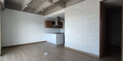 Acogedor y moderno apartamento en Ciudad del Rio de 49 m, ideal para quienes disfrutan de un estilo de vida urbano y practico. Cuenta con una amplia alcoba, espacios bien distribuidos y excelente iluminacion natural. Su ubicacion es privilegiada, con facil acceso a la Avenida Las Vegas y al transporte publico. Cerca de supermercados, zonas verdes, centros comerciales y la zona rosa de Medellin, donde se combinan gastronomia, arte y entretenimiento en un ambiente moderno y seguro. Contactanos!