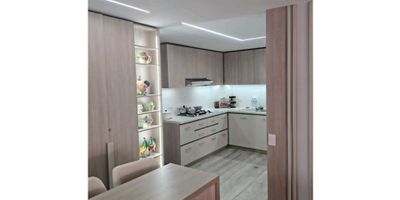 Venta de amplio apartamento ubicado en [ciudad], Colombia, con excelente ubicación en el barrio [nombre del barrio]. Con un área total de 168.0 m2, este inmueble ofrece una gran oportunidad de inversión para aquellas personas que estén buscando una vivienda amplia, cómoda y bien ubicada.

El apartamento cuenta con una distribución perfecta, con un área construida de 168.0 m2 y un área privada de 168.0 m2, lo que garantiza un espacio amplio y bien aprovechado en cada uno de sus ambientes. Además, cuenta con 4 alcobas, perfectas para una familia numerosa o para convertir una de ellas en un cómodo estudio o sala de televisión.

Con 1 baño completo, este apartamento ofrece todas las comodidades necesarias para una vida en familia. En su interior, podrás encontrar una moderna y funcional barra estilo americano, perfecta para compartir momentos junto a tus seres queridos mientras se preparan deliciosos platos en su cocina tipo americano.

Entre las características internas de este inmueble, se destacan su amplio y cómodo balcón para disfrutar de la brisa y el sol, un baño auxiliar y un baño en la habitación principal, perfecto para garantizar la privacidad y comodidad de los habitantes de la misma. Además, cuenta con clósets en todas sus habitaciones, un elegante hall de alcobas y acabados de alta calidad en todos sus espacios.

En cuanto a las características externas, este apartamento cuenta con una amplia zona social, ascensor y vigilancia las 24 horas, garantizando la seguridad y tranquilidad de sus habitantes. Además, se encuentra cerca de centros comerciales, restaurantes y todo tipo de servicios, para una mayor comodidad y facilidad en la vida diaria.

El apartamento también incluye 2 garajes, una cochera/garaje y parqueadero para visitantes, lo que garantiza un lugar seguro y cubierto para estacionar tus vehículos. Y para garantizar el confort en todo momento, cuenta con planta eléctrica en caso de emergencias, citófono/intercomunicador,