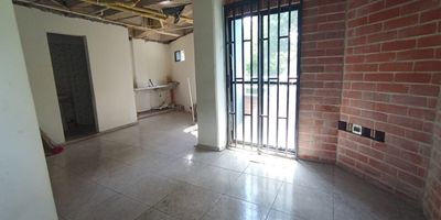 Local en Arriendo  Avenida Oriental Segundo piso
Gran oportunidad! Local esquinero Segundo piso disponible para arrendar en la Avenida Oriental, con excelente visibilidad y ubicado en un punto estrategico de alto flujo vehicular y peatonal.
Ideal para negocios que buscan destacarse y aprovechar una ubicacion privilegiada en el corazon de la ciudad. Contactanos para mas informacion y agenda tu visita!