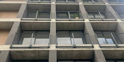 Moderno apartamento tipo estudio de 22,94 m² ubicado en el exclusivo sector del Chicó, una de las zonas más dinámicas y valorizadas de Bogotá. El espacio está diseñado bajo un concepto abierto y vanguardista, con cocina integrada, área de habitación y comedor, clóset funcional y un baño privado, espacios con ventanales de piso a techo que brindan luz natural y sensación de amplitud. El proyecto ofrece amenidades pensadas para un estilo de vida actual: zona de lavandería comunal, gimnasio, coworking, máquinas dispensadoras de alimenos, servicio de parking y seguridad 24 horas. Una opción ideal de inversión versátil, perfecta tanto para renta a corto, como para arriendo a largo plazo, en una ubicación estratégica y de alta demanda.