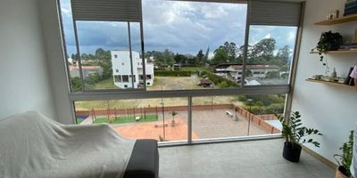 Este acogedor aparta estudio de 1 habitación y 2 baño ofrece un espacio ideal para la comodidad y el bienestar. Cuenta con  cocina integral perfectamente integrada a la zona social, zona de ropas, ambiente cálido y funcional. Además. Este hermoso aparta estudio se encuentra en una excelente ubicación. Administración  incluida