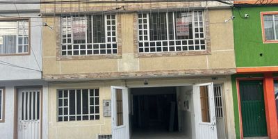 Acogedor apartaestudio ubicado en la localidad de Puente Aranda, cerca de la Av. 1° de Mayo y de los barrios Ciudad Montes, San Eusebio, El Tejar y Carabelas. Características: Sala comedor, una alcoba, cocina semi integral, un baño, zona de lavandería, pisos en cerámica, servicios de agua, luz y gas con contador interno para control individual del consumo. Condiciones: No cuenta con parqueadero, no se permiten mascotas Excelente ubicación, zona tranquila y de fácil acceso al transporte público.