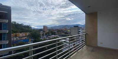 Exclusivo penthouse en Laureles de 170 m, con 2 amplias habitaciones, cada una con vestier y baño privado, siendo la habitación principal con balcón privado. Cuenta además con baño social, sala-comedor que se integra a un balcón amplio con excelente vista, ascensor privado, alcoba de servicio con baño, zona de ropas independiente, parqueadero doble lineal y cuarto útil. Ubicado en una zona estratégica, cerca al Centro Comercial Unicentro, Segundo Parque de Laureles, Universidad Pontificia Bolivariana UPB, Éxito de Laureles, zonas gastronómicas, cafés y comercios destacados, con fácil acceso a la Avenida Nutibara y la 33, este penthouse combina exclusividad, confort y una ubicación privilegiada en el corazón de Laureles.