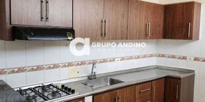  SE VENDE EXCELENTE INMUEBLE  ZONA ESTRATÉGICA DE BUCARAMANGA Ubicado en una de las mejores zonas de la ciudad, ideal para inversión comercial y residencial. Estrato 3 Tipo de inmueble Edificio con apartamentos y locales comerciales Área del lote 110 m Área construida 440 m Valor de venta $2.400.000.000EspecificacionesPrimer piso 3 locales comerciales, cada uno con bañoPisos superiores 4 apartamentos independientes, cada uno con baño y cocina Inmueble de alta rentabilidad, perfecto para inversionistas que buscan generar ingresos por arriendo en una zona con excelente flujo peatonal y vehicular.bajo el código Inmobiliario 1420-441 ¡Contáctanos! Agenda tu cita y con gusto te asesoramos. Contactos 3006684439 3025908733 300 800 6712. Somos GRUPO ANDINO INMOBILIARIO, con nosotros tendrás tus trámites más fácil y rápido