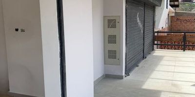 Local en arriendo ubicado en Medellín, este cuenta con una área de 40m2, 1 baño, este tiene una pequeña terraza donde se pueden ubicar mesas y hacer un pequeño espacio de esparcimiento, facilidad de transporte público, seguridad en la zona. Perfecta para tu negocio.