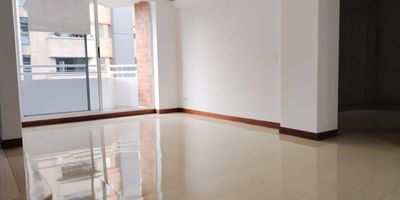 ¡Esta es la oportunidad que estaba esperando para vivir o invertir en la mejor zona de Laureles, a solo unos pasos de los icónicos Parques!Prepárese para enamorarse de este apartamento que lo tiene todo! LUZ, FRESCURA Y VISTA INSUPERABLES: Ubicado en un piso 5to, cada rincón está bañado en luz natural durante todo el día. Gracias a su diseño, área de 150 mtx2 y ubicación el apartamento es notablemente fresco y bien ventilado, creando un ambiente de paz y amplitud. Ofrece el disfrute de una hermosa vista panorámica de la ciudad, sin comprometer la comodidad térmica de su hogar.UBICACIÓN ESTRATÉGICA: La comodidad de vivir en un sector tranquilo pero con todo al alcance. Camine a parques, restaurantes, cafés y tenga fácil acceso a las principales vías y transporte. ¡Simplemente la mejor ubicación!COMODIDAD SIN IGUAL: Olvídese de los problemas de espacio. Este apartamento ofrece el lujo de contar con DOS (2) parqueaderos independientes y DOS (2) cuartos útiles, brindándole el almacenamient