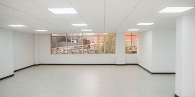 Arriendo Oficina exterior de 230 metros cuadrados, excelente iluminación natural, Iluminación LED, ubicada sobre la Autopista Norte en  el primer piso de edificio corporativo. La oficina cuenta con espacios abiertos para adecuar según necesidad de la empresa, puertas de vidrio para acceso a la oficina,  ventanales de piso a techo, cuarto de rack, cinco parqueaderos para vehículos y uno de motos. El edificio cuenta con  batería de baños para hombres, mujeres y discapacitados, en todos los niveles, vigilancia 24/7, un ascensor, circuito cerrado de CCTV en zonas comunes, sistemas de control de acceso, Planta de energía de suplencia total (140 KVA), Bombas eyectoras y de suministro, Tanque de agua potable de 23.000 litros, Acceso para discapacitados, parqueadero para visitantes. El sector se caracteriza por contar con parques públicos, hoteles, restaurantes, zona bancaria y comercial, Excelentes vías de accesos sobre la Autopista Norte, Calle Cien y NQS. Transporte público cercano, SIPT
