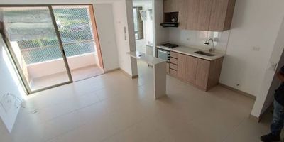 cuenta con sala comedor, cocina integral, dos baños cabinados , tres alcobas, dos closet , balcón , vestier s , zona de ropas , red de gas , calentador a gas , parqueadero cubierto y cuarto útil .

La unidad cuenta con: Portería las 24 horas , ascensor, shut de basuras , piscina , gimnasio , baño turco , sauna , juegos infantiles , salon juegos y cinema .

